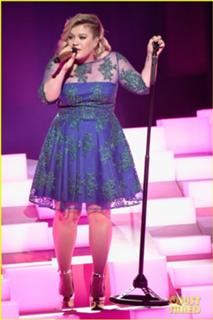 Kelly Clarkson feet photo thumbnail