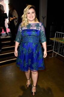 Kelly Clarkson feet photo thumbnail