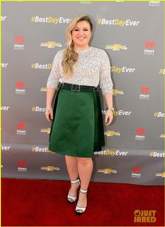 Kelly Clarkson feet photo thumbnail