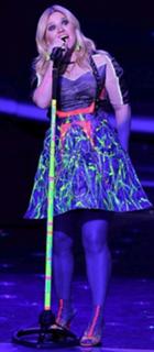 Kelly Clarkson feet photo thumbnail