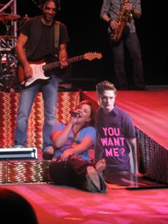 Kelly Clarkson feet photo thumbnail