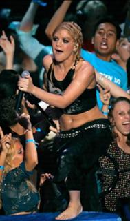 Kelly Clarkson feet photo thumbnail