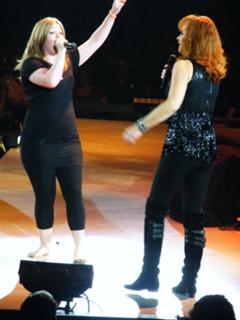 Kelly Clarkson feet photo thumbnail