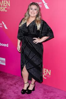 Kelly Clarkson feet photo thumbnail