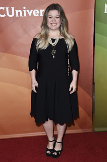 Kelly Clarkson feet photo thumbnail