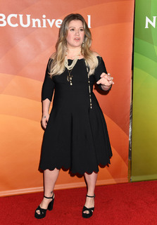 Kelly Clarkson feet photo thumbnail