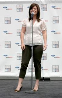 Kelly Clarkson feet photo thumbnail