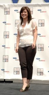 Kelly Clarkson feet photo thumbnail