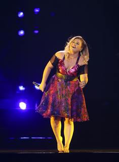 Kelly Clarkson feet photo thumbnail