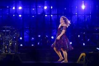 Kelly Clarkson feet photo thumbnail
