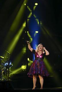 Kelly Clarkson feet photo thumbnail