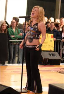 Kelly Clarkson feet photo thumbnail