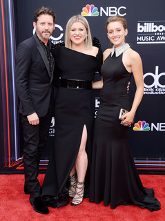 Kelly Clarkson feet photo thumbnail