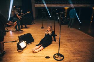 Kelly Clarkson feet photo thumbnail