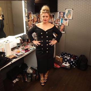 Kelly Clarkson feet photo thumbnail
