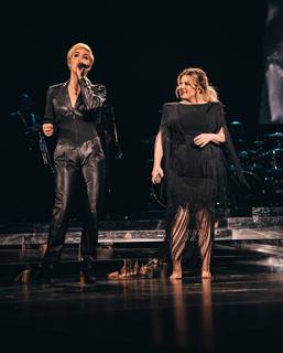 Kelly Clarkson feet photo thumbnail