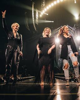 Kelly Clarkson feet photo thumbnail