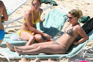 Kelly Clarkson feet photo thumbnail