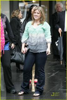 Kelly Clarkson feet photo thumbnail