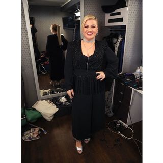 Kelly Clarkson feet photo thumbnail