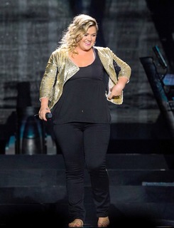 Kelly Clarkson feet photo thumbnail