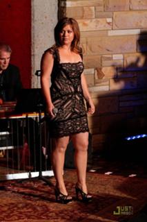 Kelly Clarkson feet photo thumbnail