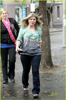 Kelly Clarkson feet photo thumbnail