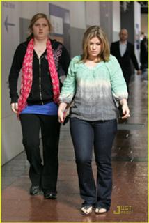 Kelly Clarkson feet photo thumbnail