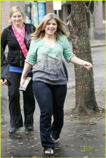 Kelly Clarkson feet photo thumbnail
