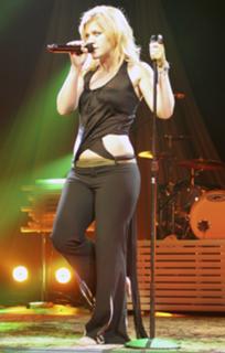 Kelly Clarkson feet photo thumbnail