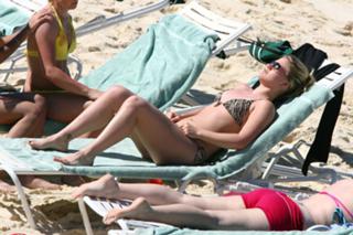 Kelly Clarkson feet photo thumbnail