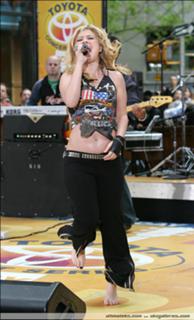 Kelly Clarkson feet photo thumbnail