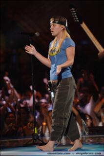Kelly Clarkson feet photo thumbnail