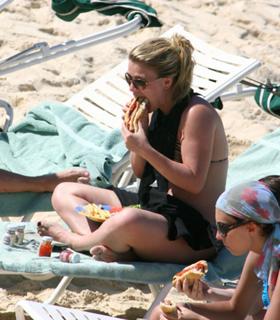 Kelly Clarkson feet photo thumbnail