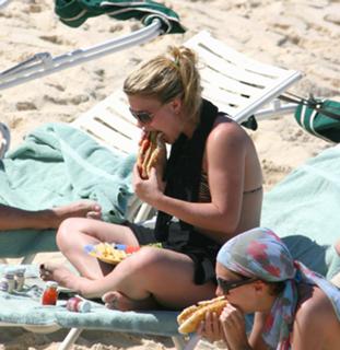 Kelly Clarkson feet photo thumbnail