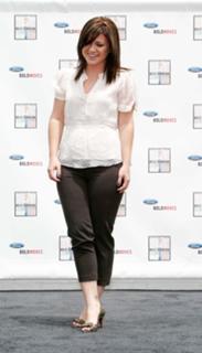 Kelly Clarkson feet photo thumbnail