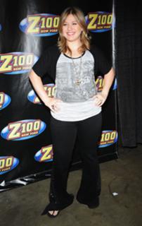Kelly Clarkson feet photo thumbnail