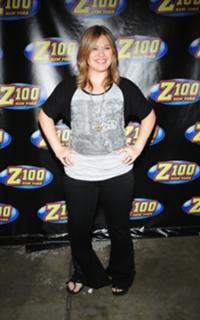 Kelly Clarkson feet photo thumbnail