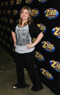 Kelly Clarkson feet photo thumbnail