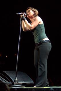 Kelly Clarkson feet photo thumbnail