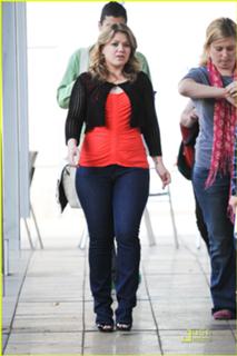 Kelly Clarkson feet photo thumbnail