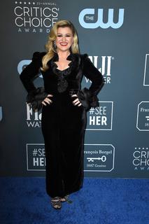 Kelly Clarkson feet photo thumbnail