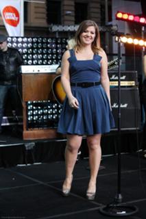 Kelly Clarkson feet photo thumbnail