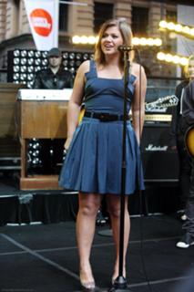 Kelly Clarkson feet photo thumbnail