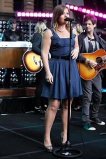 Kelly Clarkson feet photo thumbnail