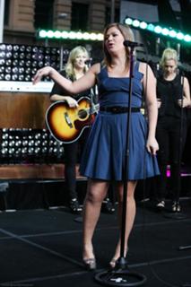 Kelly Clarkson feet photo thumbnail