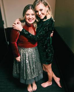 Kelly Clarkson feet photo thumbnail