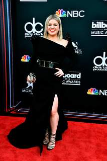 Kelly Clarkson feet photo thumbnail