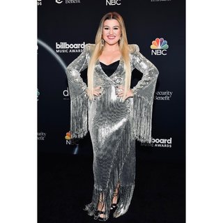 Kelly Clarkson feet photo thumbnail