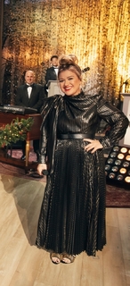 Kelly Clarkson feet photo thumbnail